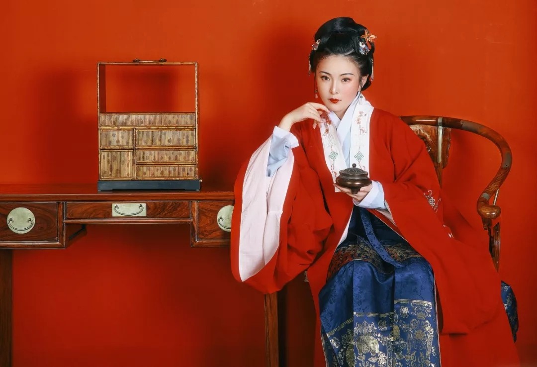 明制漢服與明式家具的雙重奏——南京正大2019春拍預(yù)展大觀(guān)！